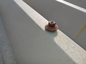 前橋市前箱田町マンション折半屋根ボルト浮き