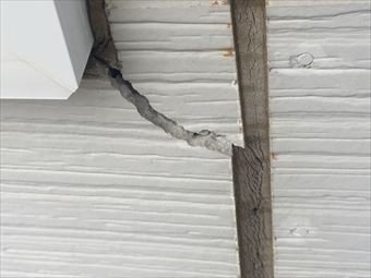 高崎市元島名町M様邸外壁窓したひび割れ