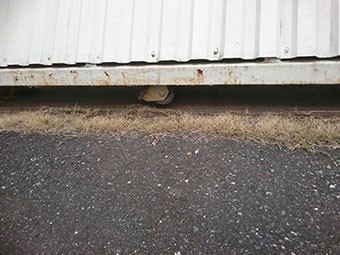工場 門扉レール車輪