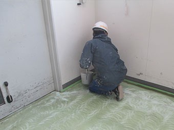 太田市工場床下塗り作業①