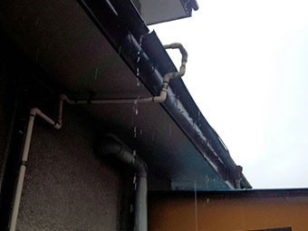 前橋市光が丘町雨どい破損箇所