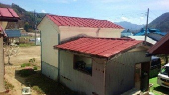 利根郡片品村、サンブトタン屋根の離れ小屋の建物全体
