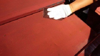 利根郡片品村で離れ小屋のサンブトタン屋根の下地調整作業