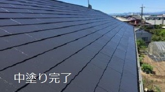 佐波郡玉村町で黒いコロニアル屋根のお宅で中塗り完了