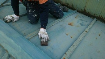 前橋市青梨子町でサンブキトタン屋根のケレン作業