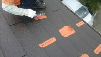 高崎市貝沢町で六角形屋根のお宅で中塗りのハケ作業