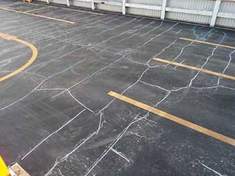 スーパー駐車場 ひび①
