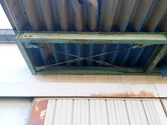 トラックがぶつかった屋根