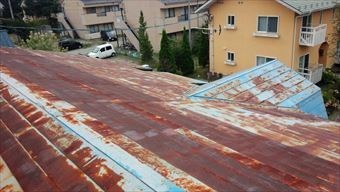 草津町H様邸ペンション屋根錆び 南側