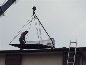 前橋市下大屋町U様ソーラーパネル撤去中クレーン