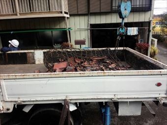 高崎市上中里町のI様邸瓦撤去品トラック積込