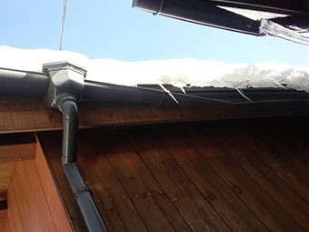 雪害 破損した雨樋