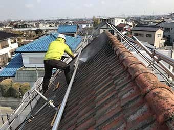 高崎市矢中町 急勾配のモニエル屋根 洗浄