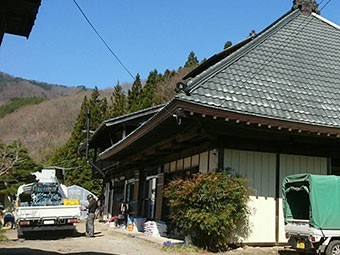 群馬県沼田市利根町I様邸 金属屋根瓦塗装着工