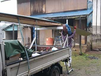 トタン屋根葺き替え材料搬入中
