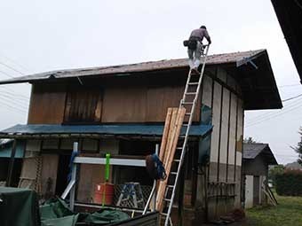 トタン屋根葺き替え作業確認中