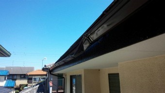 前橋市関根町歪んだ雨樋交換前