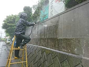 塀高圧洗浄