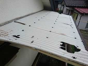 穴だらけの波板