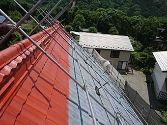 金属瓦吹き付け途中