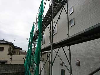 伊勢崎市山王町O様邸台風に備えてメッシュシートを畳む