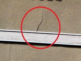 高崎市下里見町外壁に大きく入ったヒビ割れ