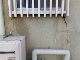 高崎市下里見町サッシ下の割れた外壁