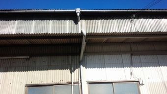 高崎市綿貫町工場外壁面の雨どい
