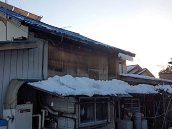 群馬 渋川 屋根落雪注意