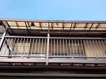前橋市富士見町ベランダ破損した屋根