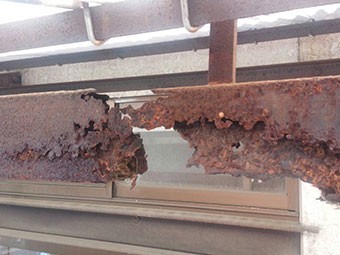 沼田市清水町ベランダ鉄部錆で腐食