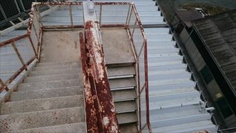 藤岡市立石町P工場屋上階段