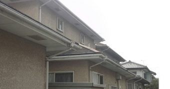 佐波郡玉村町白い出窓のあるお宅の裏手の下屋根