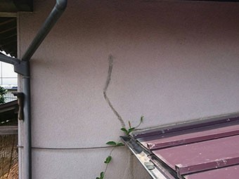 外壁ヒビ補修跡