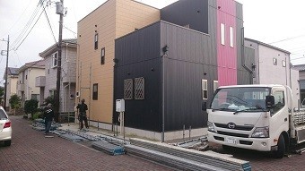 高崎市倉賀野町ガルバニウム合板の住宅に足場を設置