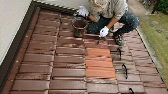 前橋市瓦を交換して上塗り作業