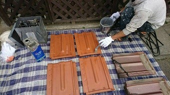 前橋市瓦にミッチャクロン塗装中
