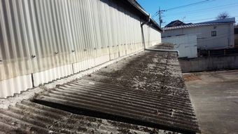 高崎市綿貫町工場傷んだ下屋根