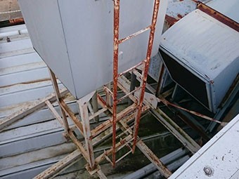 高崎市倉賀野町工場外階段サビ