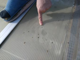 高崎市貝沢町M様サンルーム屋根上から見た破損個所