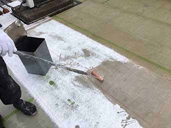 前橋市 屋上防水 ガラスマット後のポリエステル樹脂
