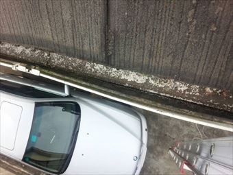 高崎市石原町雨樋下の車