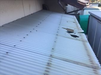 みどり市笠懸町波板屋根の破損