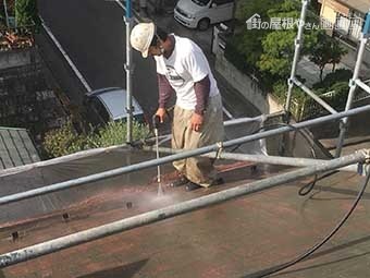 高崎市 高圧洗浄中