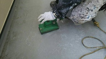 前橋市富士見町でベランダの防水工事のケレン作業