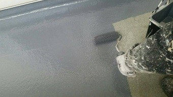 前橋市富士見町でベランダ防水工事の上塗り作業