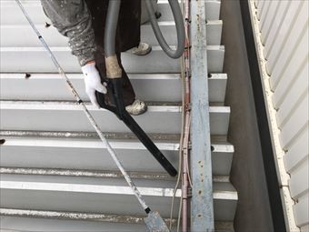 藤岡市立石町P工場様雨樋清掃中