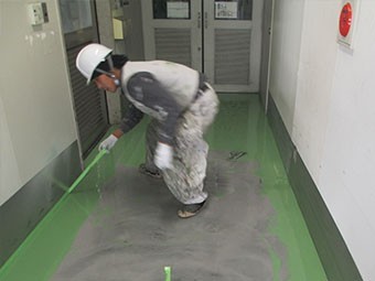 太田市工場床上塗り作業中①