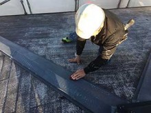 屋根の棟板金ケレン作業