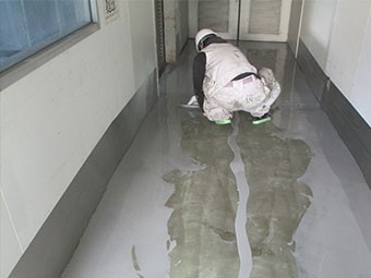 太田市工場床中塗り作業中